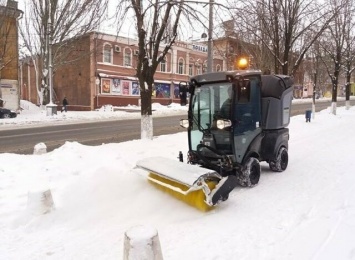 Снегопад! На улицы Мариуполя вывели спецтехнику и почти 400 коммунальщиков, - ФОТО