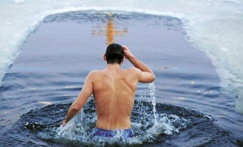 Центр общественного здоровья дал рекомендации по купанию в проруби на Крещение
