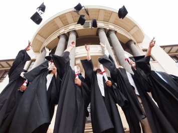 С этого года выпускники вузов в Украине не будут получать "красные дипломы" - Минобразования