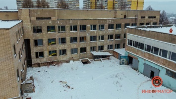 В Днепре разворовывают опустевшее здание межшкольного комбината