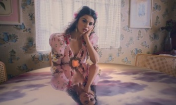 Селена Гомес выпустила клип на испаноязычную песню De Una Vez