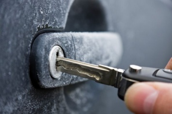 Эксперты дали пять советов, как открыть примерзшую дверь машины