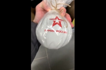 СМИ: В киевском магазине NOVUS покупатели обнаружили игрушки с символикой Армии России. ВИДЕО