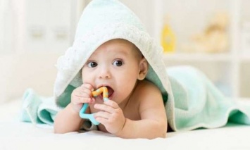 Названо четыре способа помочь ребенку при прорезывании зубов
