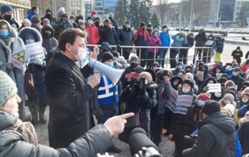 В Запорожье сотни людей протестуют у ОГА