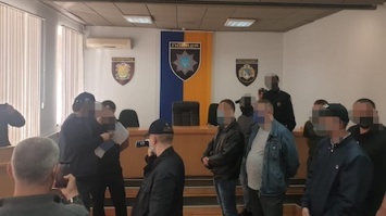 «Чужими руками жар загребать»: на Днепропетровщине банда полицейских повышала раскрываемость, заставляя людей совершать преступления