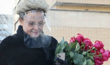 Елена Малышева удивила публику на похоронах Грачевского странным внешним видом