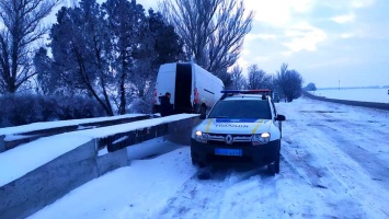Полицейские Никополя во время непогоды помогли водителям, пенсионерам и разыскали пропавшего ребенка