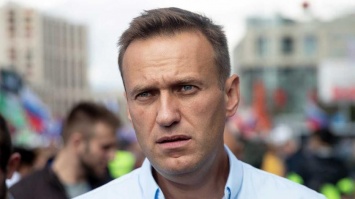 Навальный возвращается в Россию: возле аэропорта уже стоят автозаки