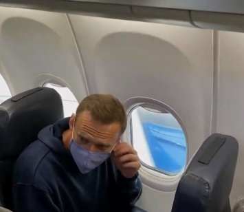 Алексей Навальный - на борту самолета из Берлина в Москву