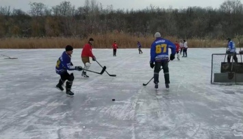 Жители Покрова устроили хоккей на пляже (ФОТО)
