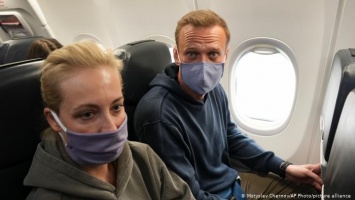 "Победный" рейс Навального и задержание в Москве: как политик возвращался в Россию