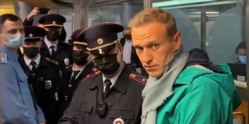 СМИ: сотрудники ФБК бегут после задержания Навального
