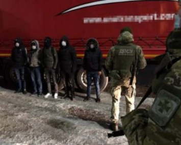 Нелегальные мигранты выскочили на границе с автоприцепа