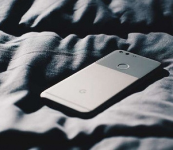 Эксперты объяснили, почему опасно класть телефон под подушку во время сна