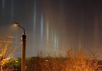 Удивительное явление: в небе под Одессой заметили световые столбы