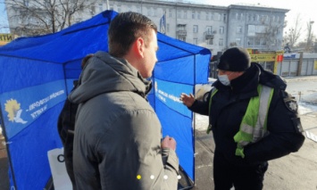В Киеве полиция пыталась помешать собрать подписи против "тарифного геноцида"