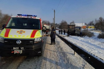 На трассе в Харьковской области столкнулись два грузовика: одна машина «вылетела» с дороги, есть пострадавший, - ФОТО