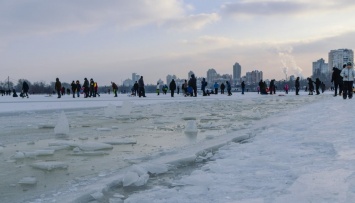 Провалились 8 человек, автомобиль и собака: в Киеве продолжают проверять лед на прочность