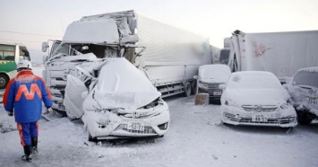 Фотофакт: Из-за снежной бури в Японии столкнулись 130 автомобилей