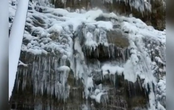 В Крыму замерз и обледенел самый высокий водопад