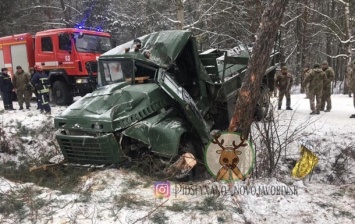 На Львовщине попал в аварию грузовик с военными, есть пострадавшие