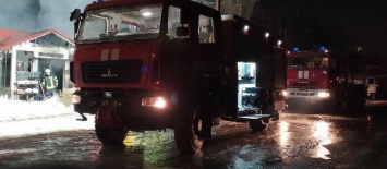 В Запорожье ночью загорелся магазин стройматериалов - фото