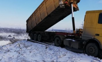 Выгружал промышленные отходы в балку: в Днепровском районе задержан водитель грузовика
