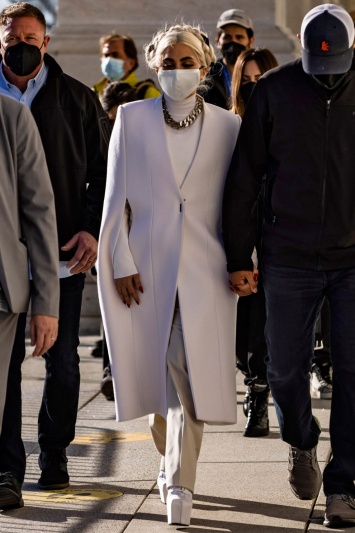 Образ дня: Леди Гага в кейпе Givenchy