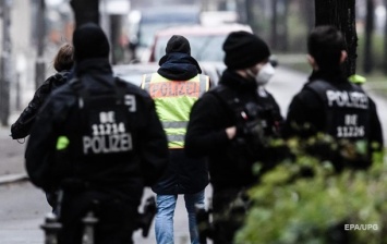Бросавшего в посольство США снежки в Берлине задержала полиция