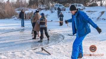 Гигантская таблетка от скуки: в Днепре посреди озера вырезали ледяную карусель