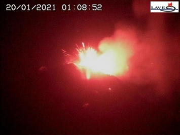 В Италии начал извергаться вулкан Этна, его активность растет несколько дней подряд. Видео