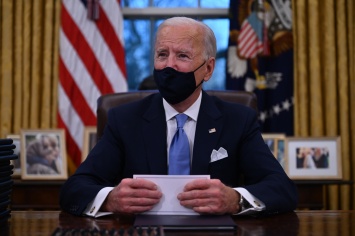 Президент США Джо Байден подписал больше десятка президентских указов