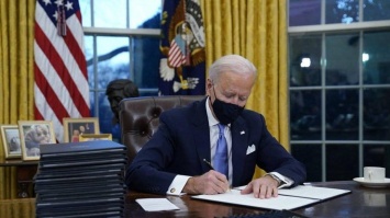 Байден подписал первые 17 указов на посту президента США