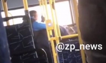 В запорожском автобусе кулаками по голове избили пожилого мужчину