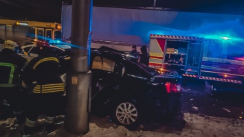 В Киеве легковушка влетела в столб: водителя вырезали из салона, фото
