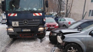 В Киеве мусоровоз протаранил 9 автомобилей (фото)