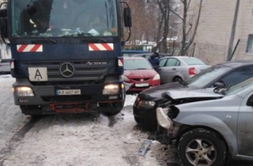 Попал в десятку: в Киеве мусоровоз устроил массовое ДТП