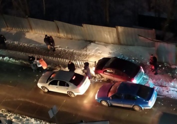 Правила не писаны: на запрещенном Крестьянском спуске автомобиль сбил пешехода (фото)