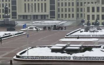 В Минске под зданием правительства загорелся человек. Очевидцы сообщают, что это самоподжог