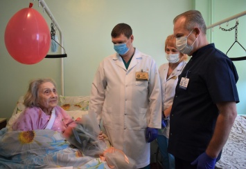 В Днепре в больнице Мечникова народная актриса празднует 93-летие