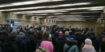 В Киеве собираются огромные очереди на станции метро "Героев Днепра", - ФОТО