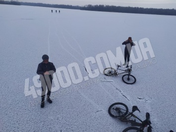 Днепровские велосипедисты проехали по замерзшей реке: фото, видео