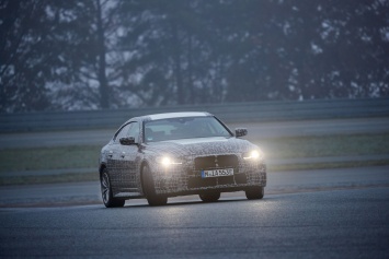 BMW демонстрирует новый электроседан i4 с бесшумным заносом