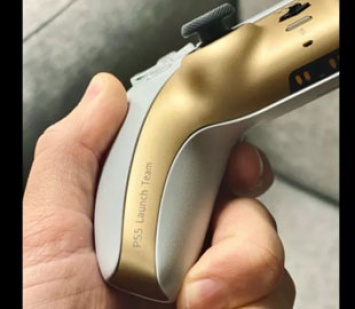 Sony подарила сотрудникам уникальные геймпады для PS5 особой расцветки