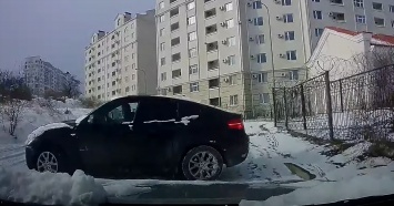 В России водитель чудом спас машину от скользящей BMW (видео)