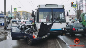 В Днепре ЗАЗ въехал в троллейбус: пострадал мужчина (ВИДЕО)