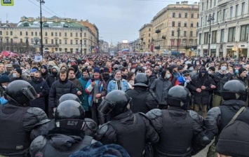 Стычки с полицией и задержание жены Навального: что происходит в Москве