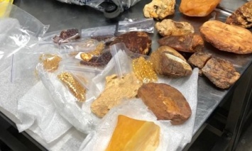 Из Украины в Дубай пытались контрабандой вывезти 3,5 кг янтаря