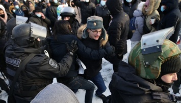 На акциях протеста в РФ задержаны уже 2,8 тысячи людей